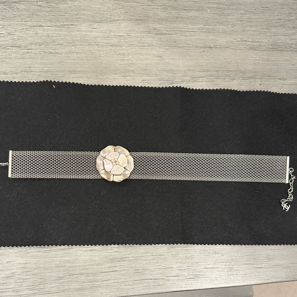 ***SOLD*** Chanel Mother Of Pearl Camellia Choker Necklace- Fall 1998 - Picture 3 of 11